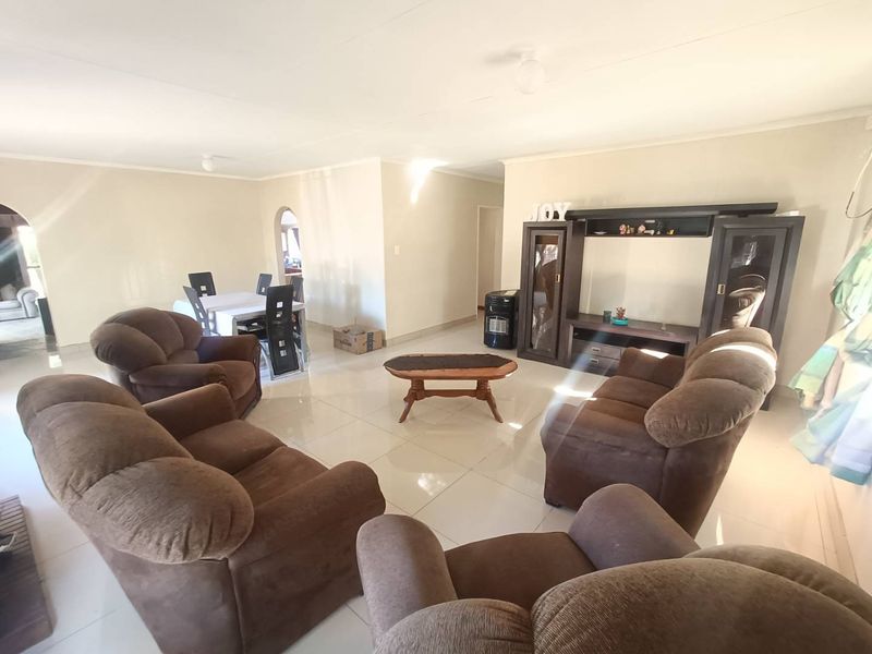 BEAUTIFUL FAMILY HOUSE FOR SALE IN VALHALLA!!! - Photo 9