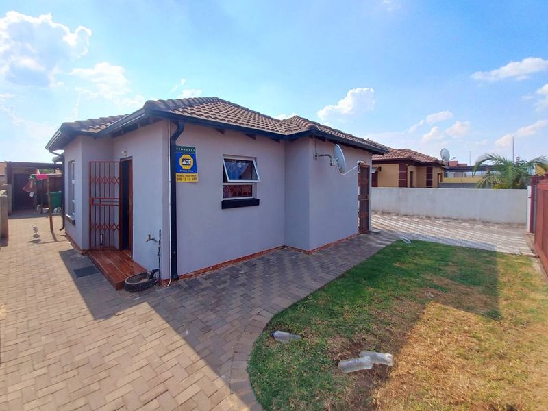 Three bedrooms house for sale in Soshanguve VV - Photo 2