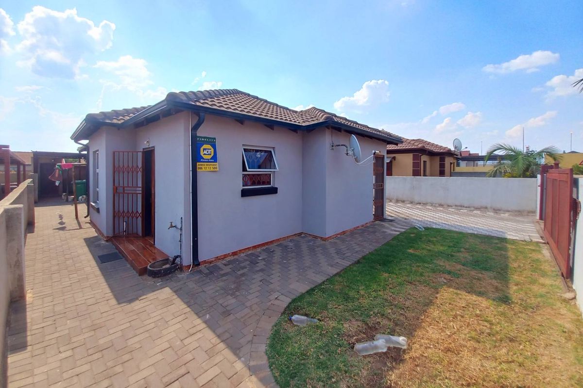 Three bedrooms house for sale in Soshanguve VV - Photo 2