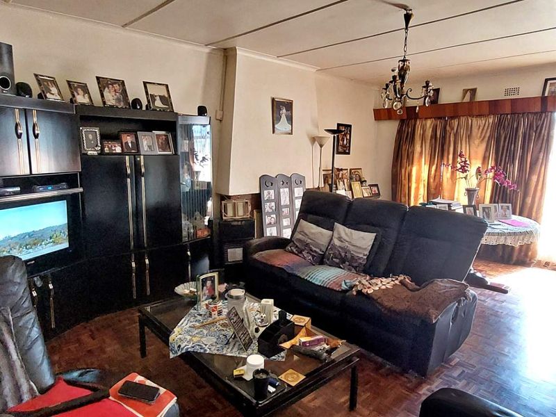 Charming Old-Style Home Space and Comfort. - Photo 4