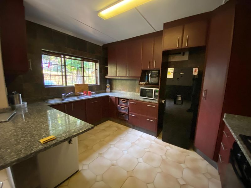 Convenience at Your Doorstep: Centrally Located 3BR House with Pool - Photo 5