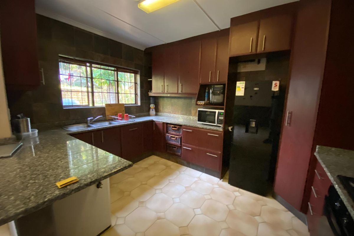 Convenience at Your Doorstep: Centrally Located 3BR House with Pool - Photo 5