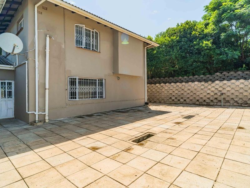 Jaw-dropping Stunner! Ultimate dream house at an unbeatable price! - Photo 2