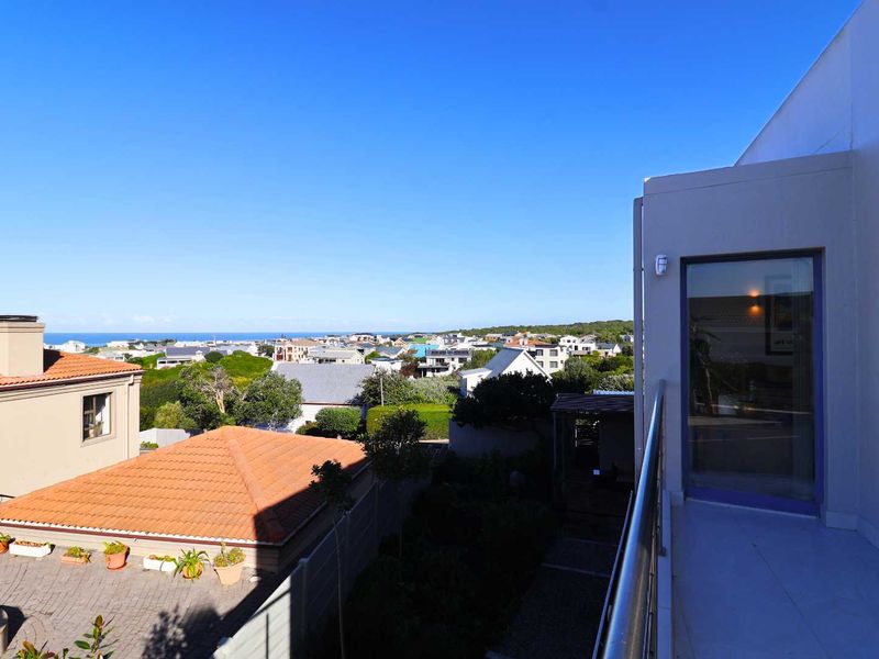 A Hilltop Sanctuary Above Walker Bay - Photo 6