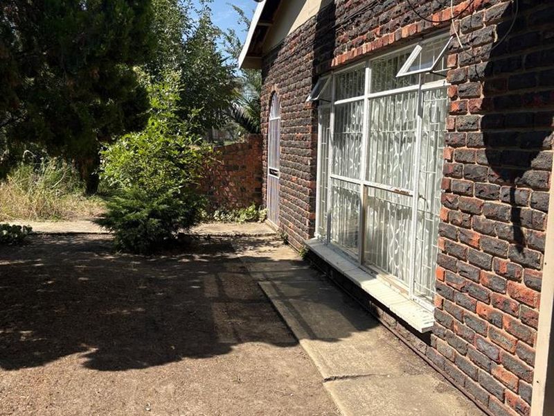 TWO PROPERTIES FOR THE PRICE OF ONE! 4 Bedroom with Flat - Business Rights - Photo 3