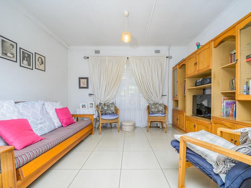 Spacious &amp; Secure Family Home in Shallcross with a View! - Photo 6