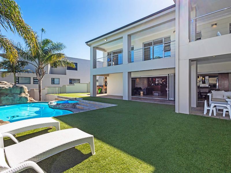 A Modern Classic Masterpiece with Unrivalled Views in Prestigious Baronetcy Estate - Photo 9