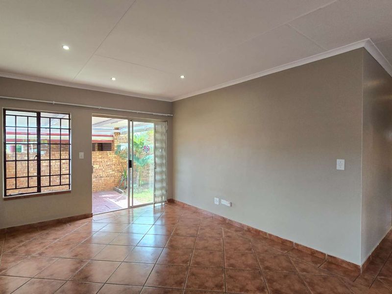 Immaculate 3 Bedroom Full Title house in popular complex in Magalieskruin - Photo 6