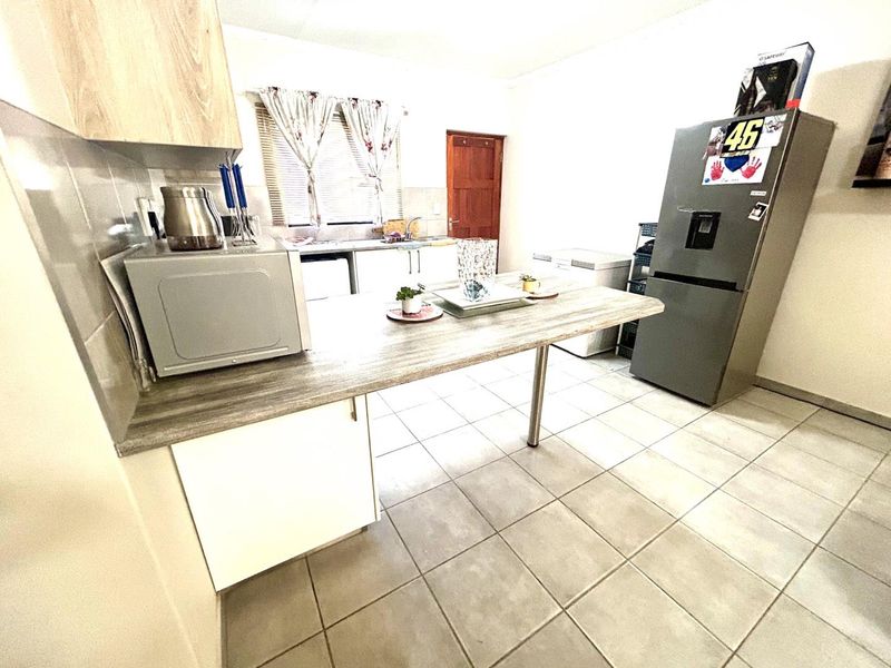 Family-Friendly 4 Bedroom Home in Osona Ext 4 - Photo 3