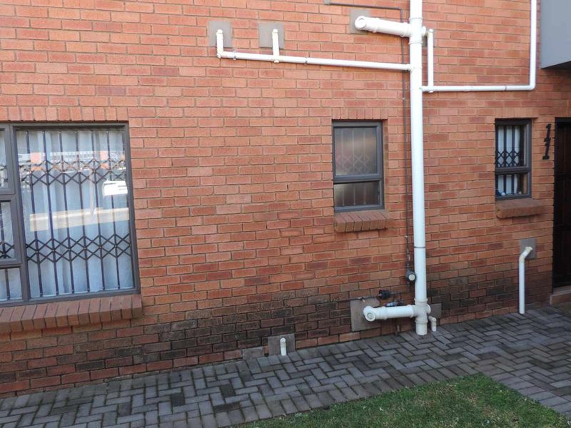 Secure and stylish 2 bedroomed unit - Photo 4