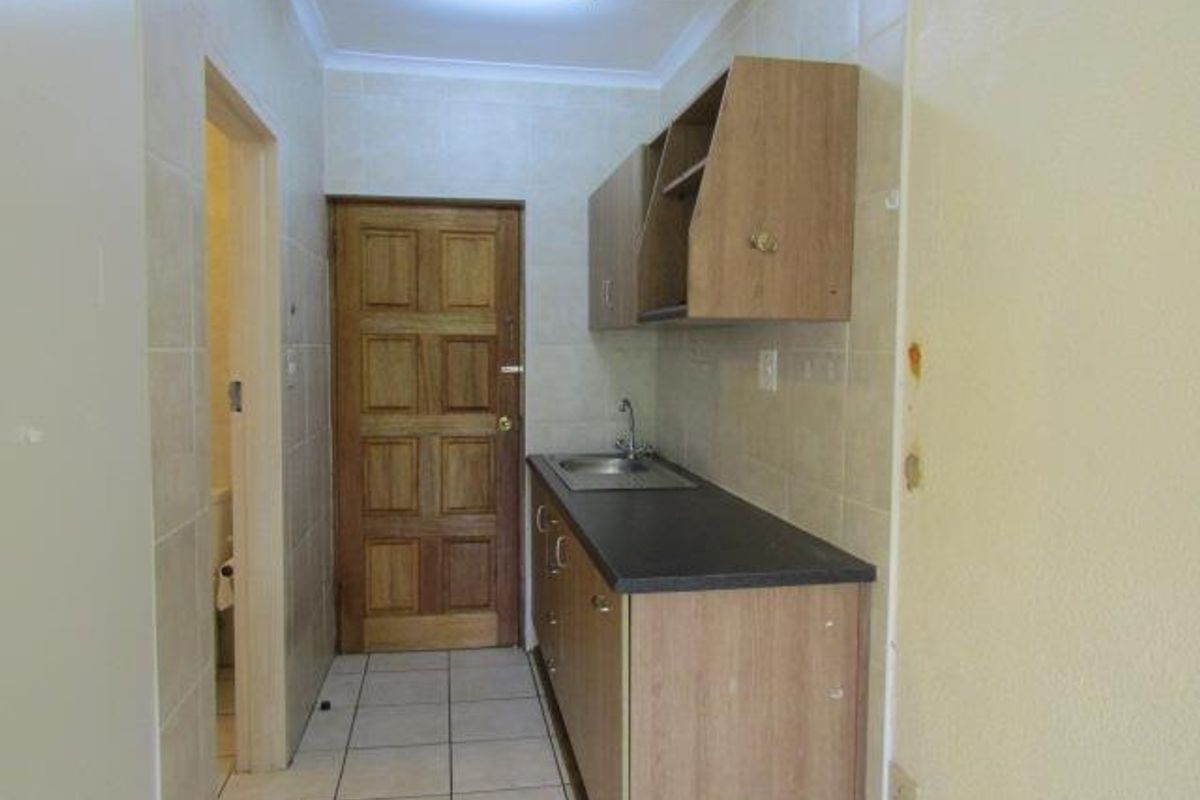 Charming Life Right Bedsitter in Eden Village Helderkruin. - Photo 4