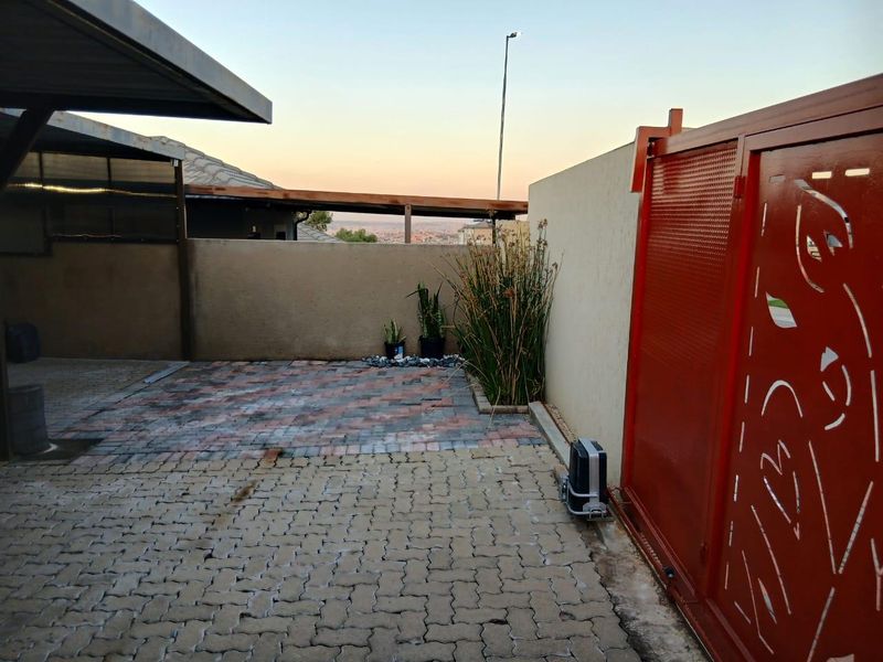 Clayville -R850 000 Neat Family Home - Photo 2