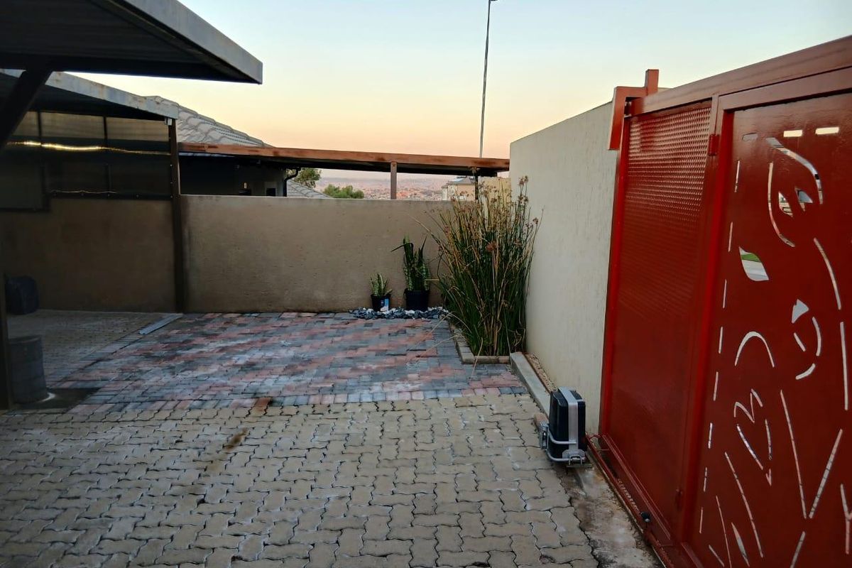 Clayville -R850 000 Neat Family Home - Photo 2