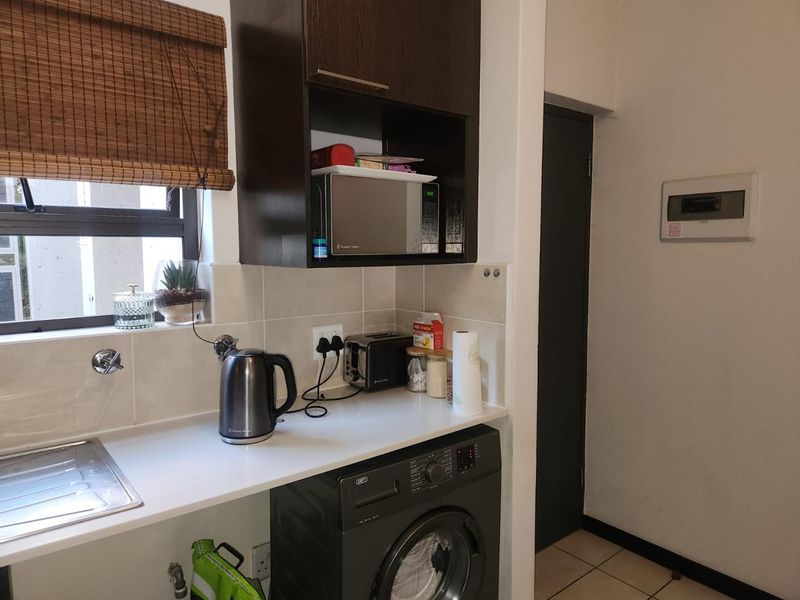 1 Bedroom Apartment with Private Garden in Secure Lonehill Estate - Photo 10