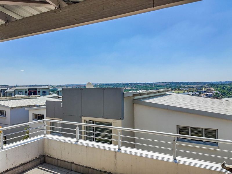 2 Bedroom Loft Apartment for Sale in Fourways - Photo 2