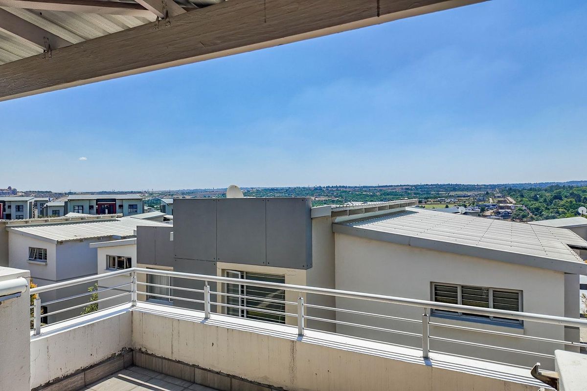 2 Bedroom Loft Apartment for Sale in Fourways - Photo 2