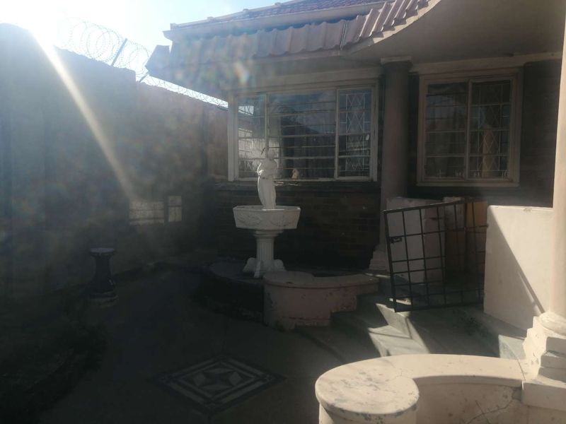 A total renovation is needed! - Photo 1