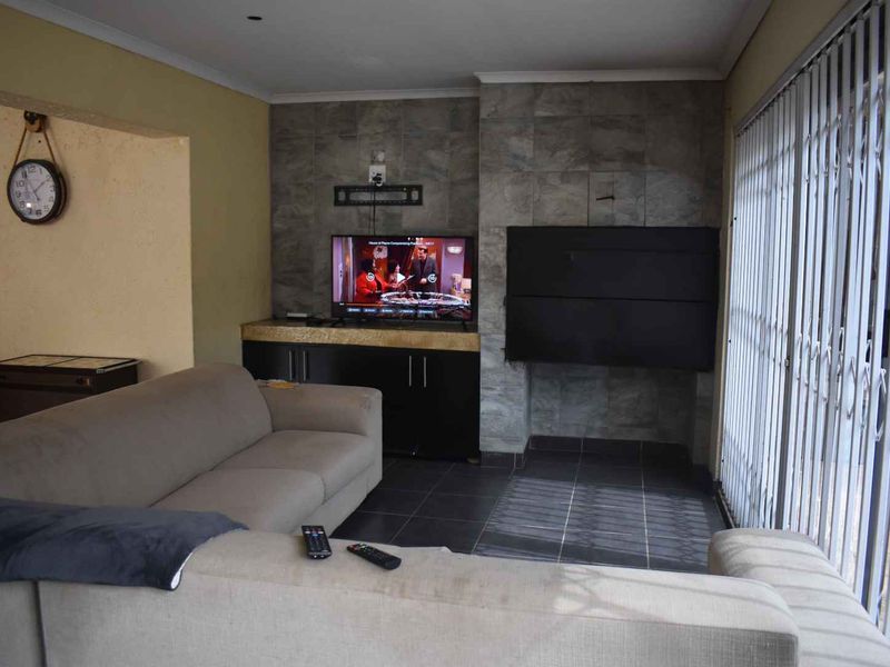 Impecable Home beautifully presented! - Photo 8