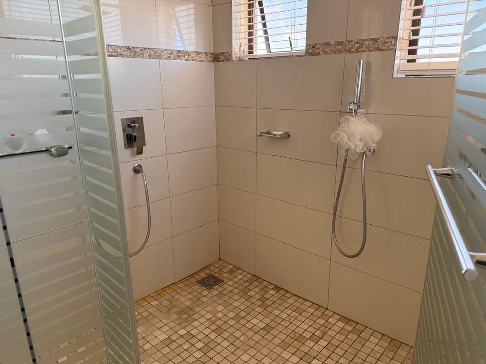 Main bedroom en-suite bathroom 