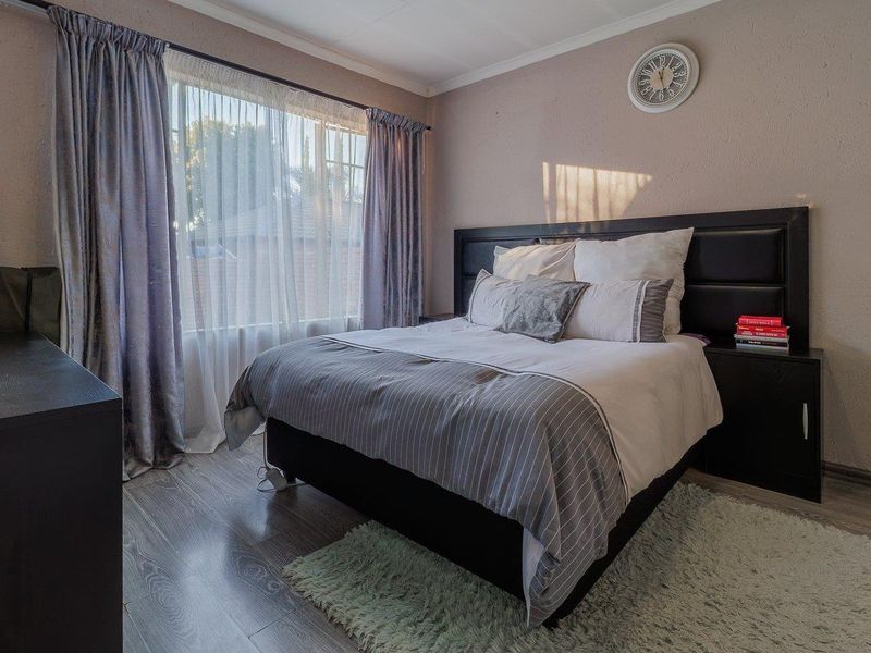 Three bedroom simplex with double garage - Heuwelsig Estate - Centurion - Photo 10