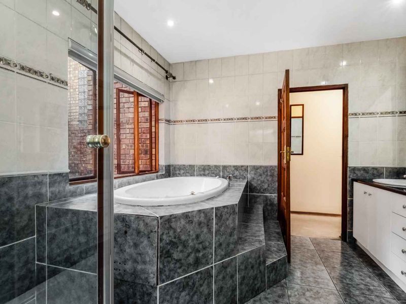 6 Bedroom Family Home For Sale In Bryanston - Photo 9