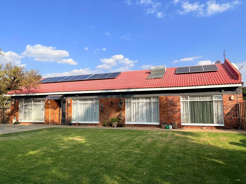 Spacious Family Home with Solar Power and Borehole  in Langenhovenpark - Photo 1