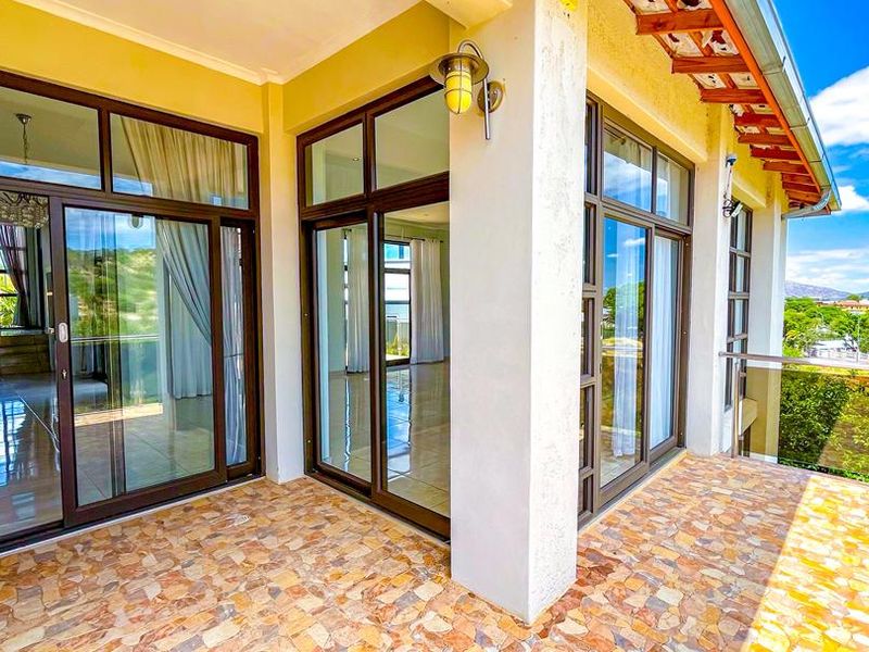 EXECUTIVE THREE-STOREY RESIDENCE - Photo 5