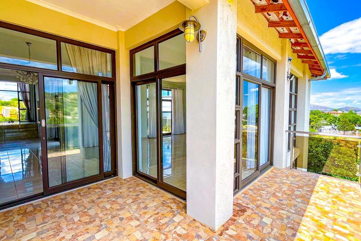 EXECUTIVE THREE-STOREY RESIDENCE - Photo 5