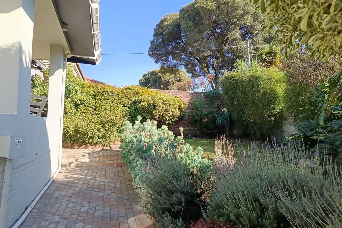 Stunning Family Home with Flexible Living Options - Photo 4