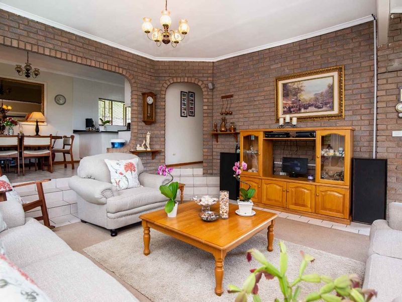 Immaculate elevated 3 bedroom home with stunning inland views - Photo 7