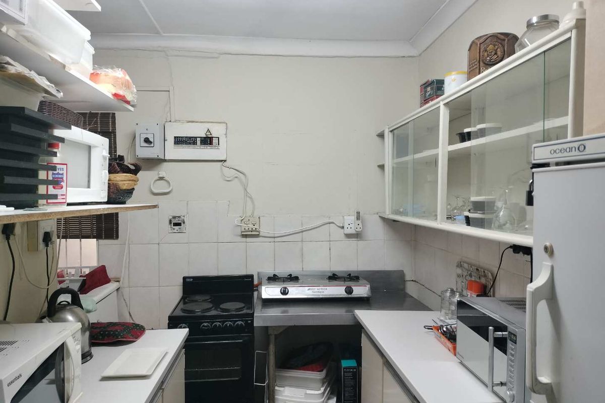 Own your own business with two full title properties and a well established Guesthouse - Photo 4