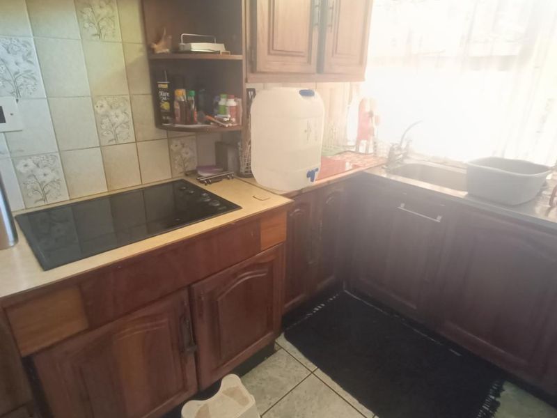 Spacious Duplex For Sale in Clubview. - Photo 3