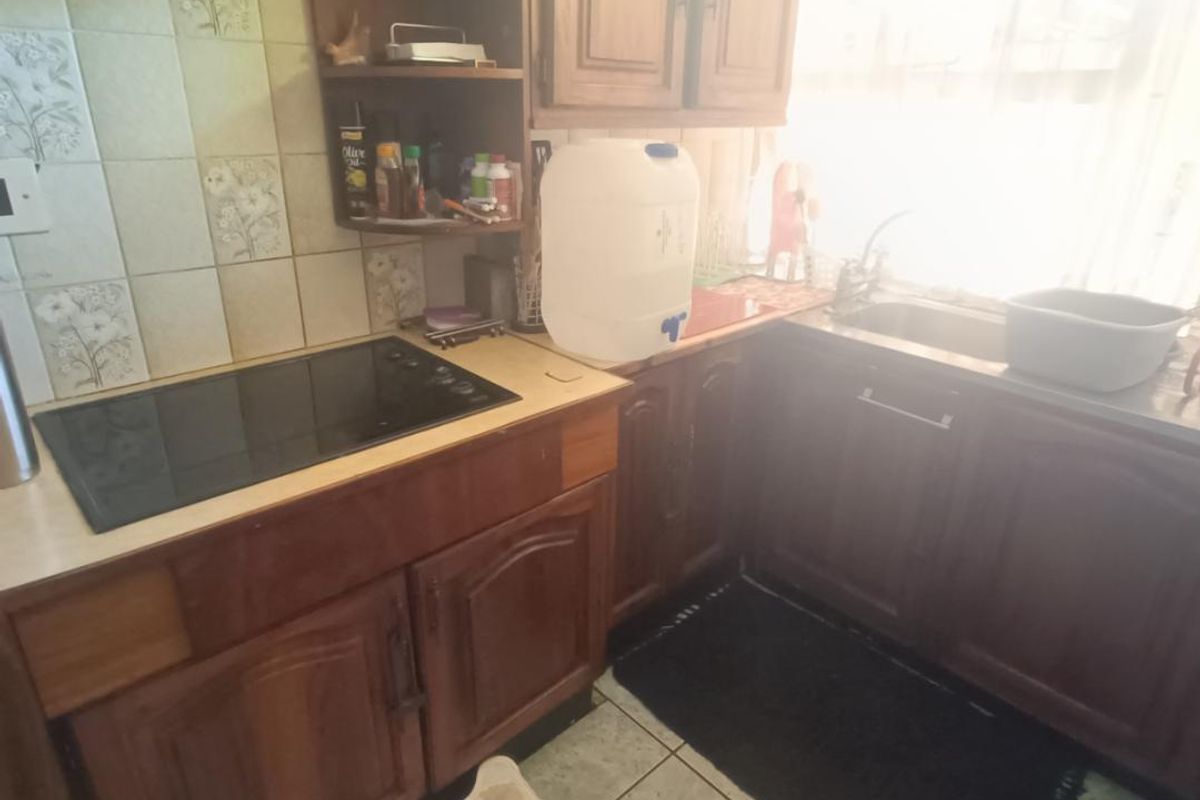 Spacious Duplex For Sale in Clubview. - Photo 3