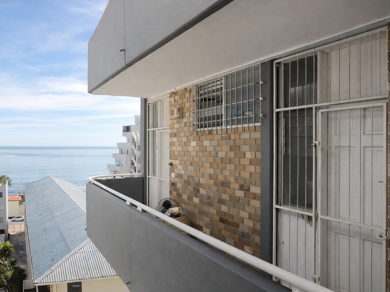 Charming Sea Point Studio Apartment with Sea Views - Photo 8