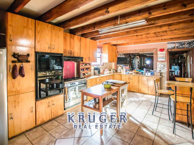 3-BEDROOM HOME WITH 2-BEDROOM FLAT - Photo 6