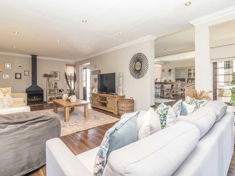 Lovely Spacious 4 Bedroom Family Home - Photo 10