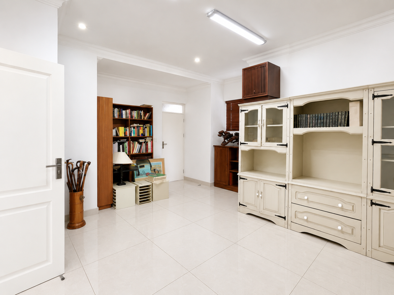 Elegant Family Living in Lombardy Estate – Luxury, Space & Timeless Comfort - Photo 5