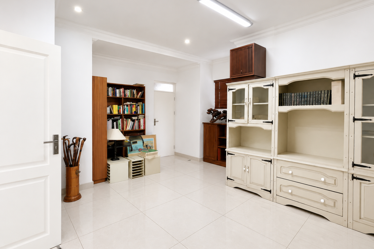 Elegant Family Living in Lombardy Estate – Luxury, Space & Timeless Comfort - Photo 5