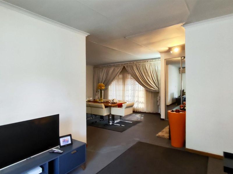 5 Bedroom house FOR SALE in Van Riebeeck Park - Photo 8