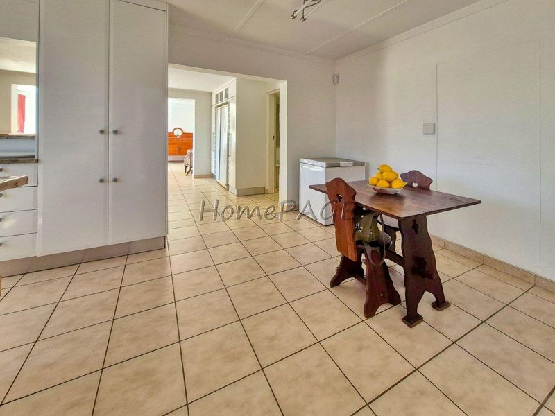 Meersig, Walvis Bay:  Attractive VERY NEAT 5 Bedr home with Flat is for Sale - Photo 8