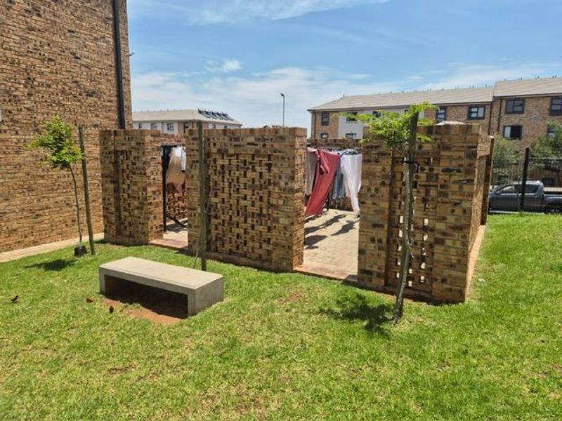 Cranes@Riverside - R 585 000, 2 Beds, 1 Bath - Photo 2