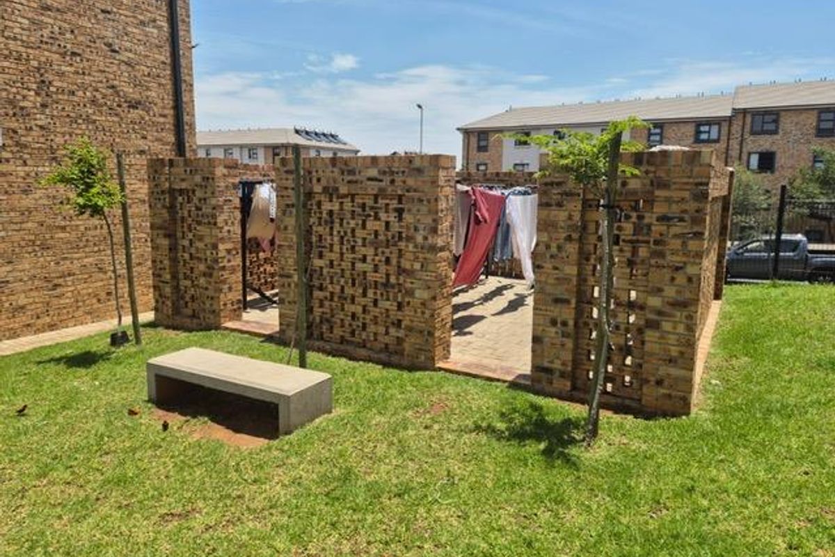 Cranes@Riverside - R 585 000, 2 Beds, 1 Bath - Photo 2