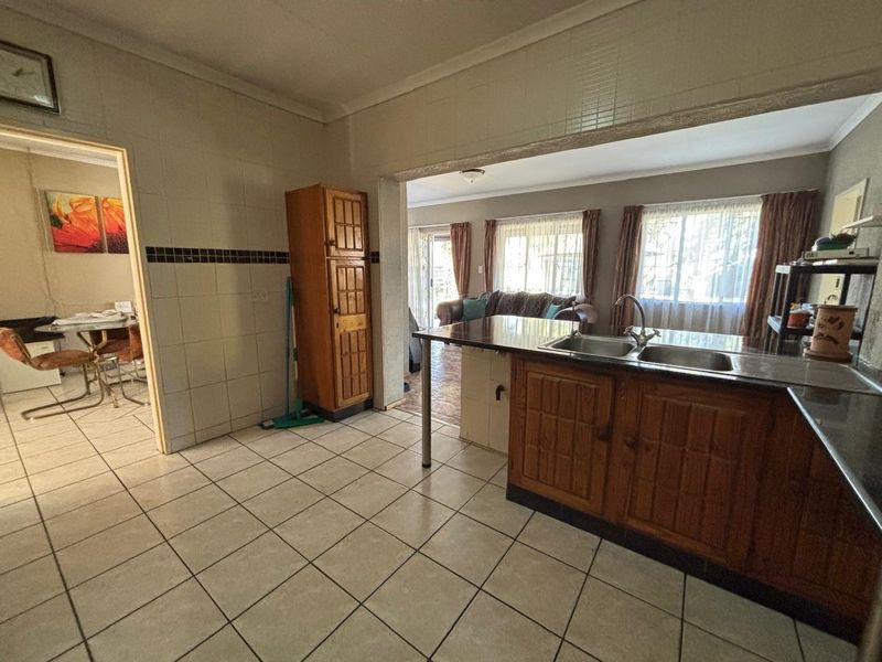 Spacious 4 bedroom home for sale - Photo 8