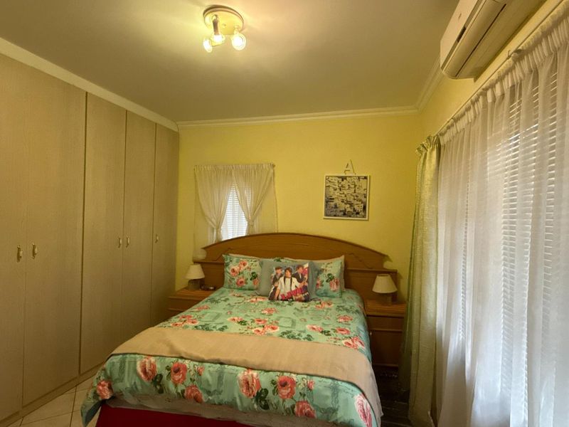 This beautiful home in a quiet street offers comfort and security, ideal for a family home - Photo 9