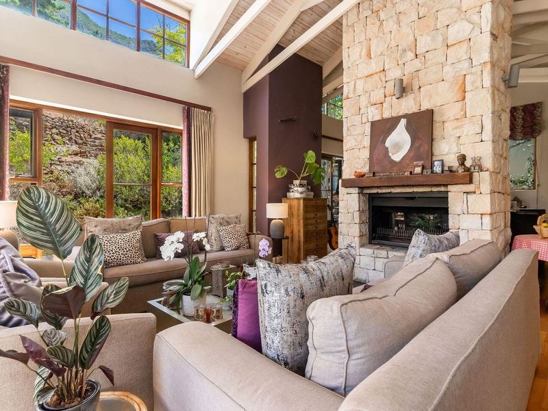 Beautiful North Facing “Philip Briel Designed”, family home. - Photo 9