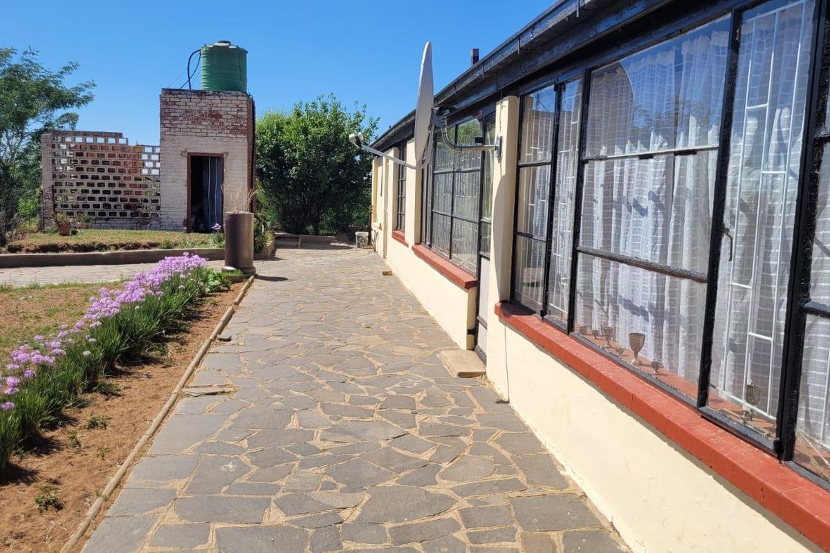 THREE HOUSES. ON BANKS OF RENOSTER RIVER. EXCEPTIONAL  MULTI-PURPOSE SMALL HOLDING. - Photo 2