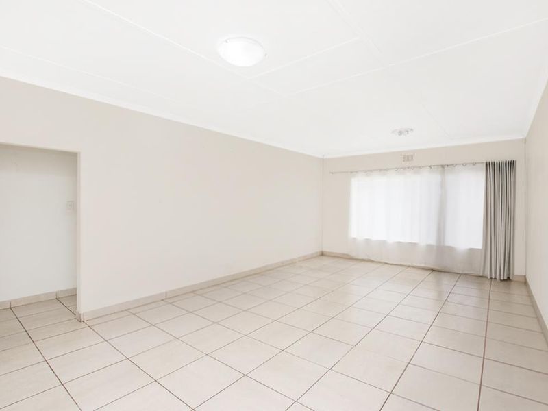 Spacious Unit for sale in Floracliffe Roodepoort - Photo 6