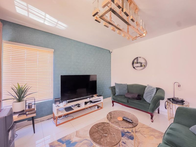 3 Bedroom Duplex with Private Garden - Photo 3