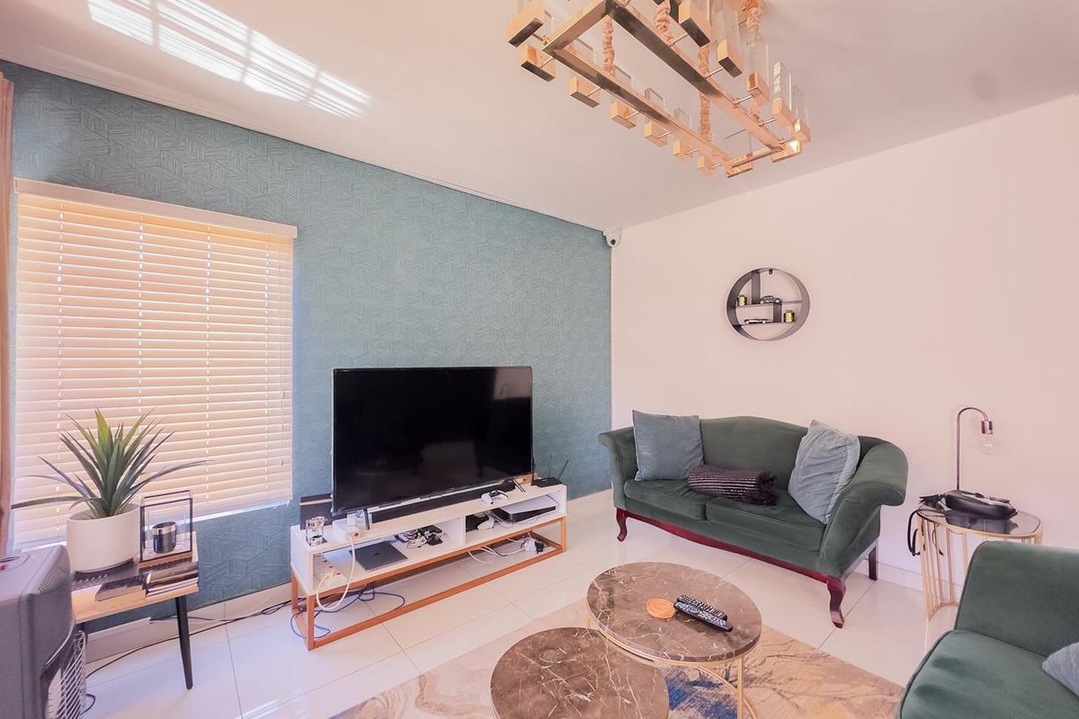 3 Bedroom Duplex with Private Garden - Photo 3