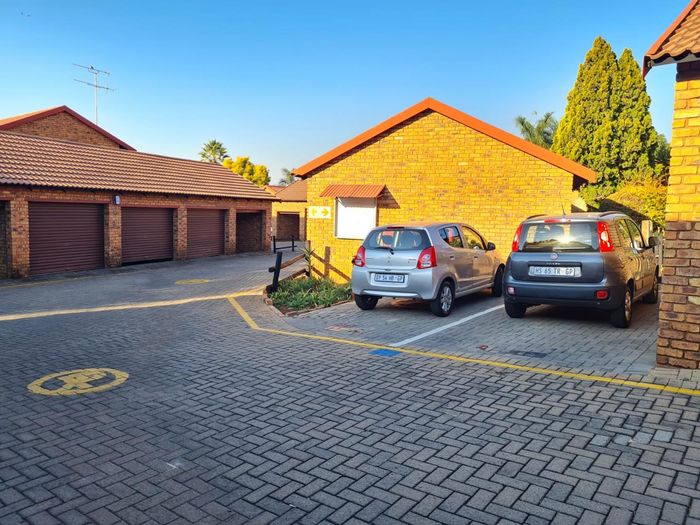Property #1965890, Townhouse Pending Sale in Zwartkop Ext 7